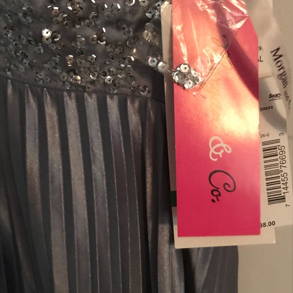 Gray pleat halter dress. - Picture 3 of 3